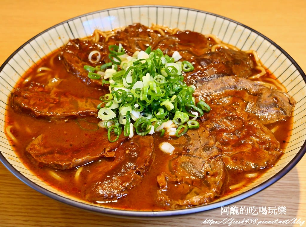 【桃園美食】集英會牛肉麵館-文化店，湯頭濃郁、牛肉大塊，提供