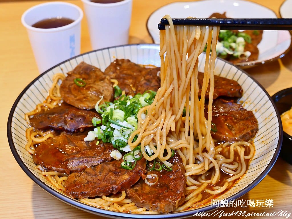【桃園美食】集英會牛肉麵館-文化店，湯頭濃郁、牛肉大塊，提供