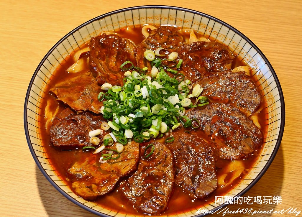 【桃園美食】集英會牛肉麵館-文化店，湯頭濃郁、牛肉大塊，提供