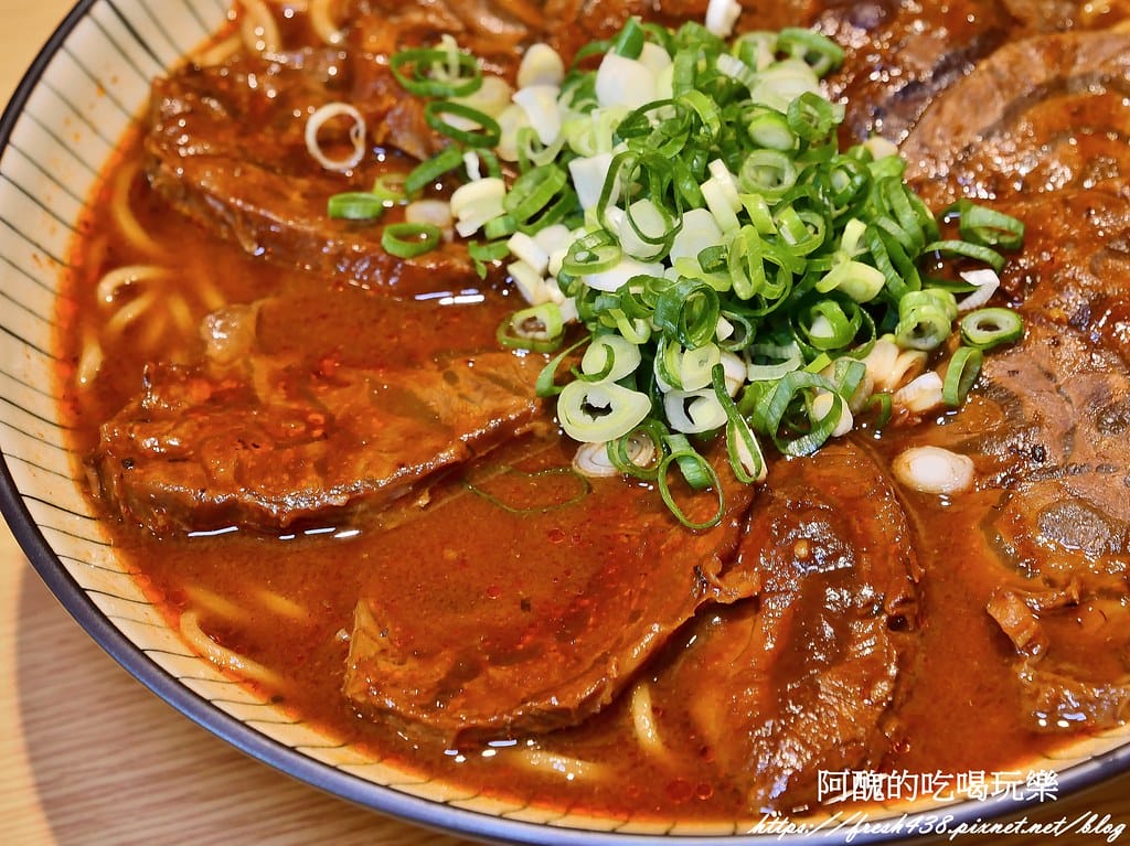 【桃園美食】集英會牛肉麵館-文化店，湯頭濃郁、牛肉大塊，提供