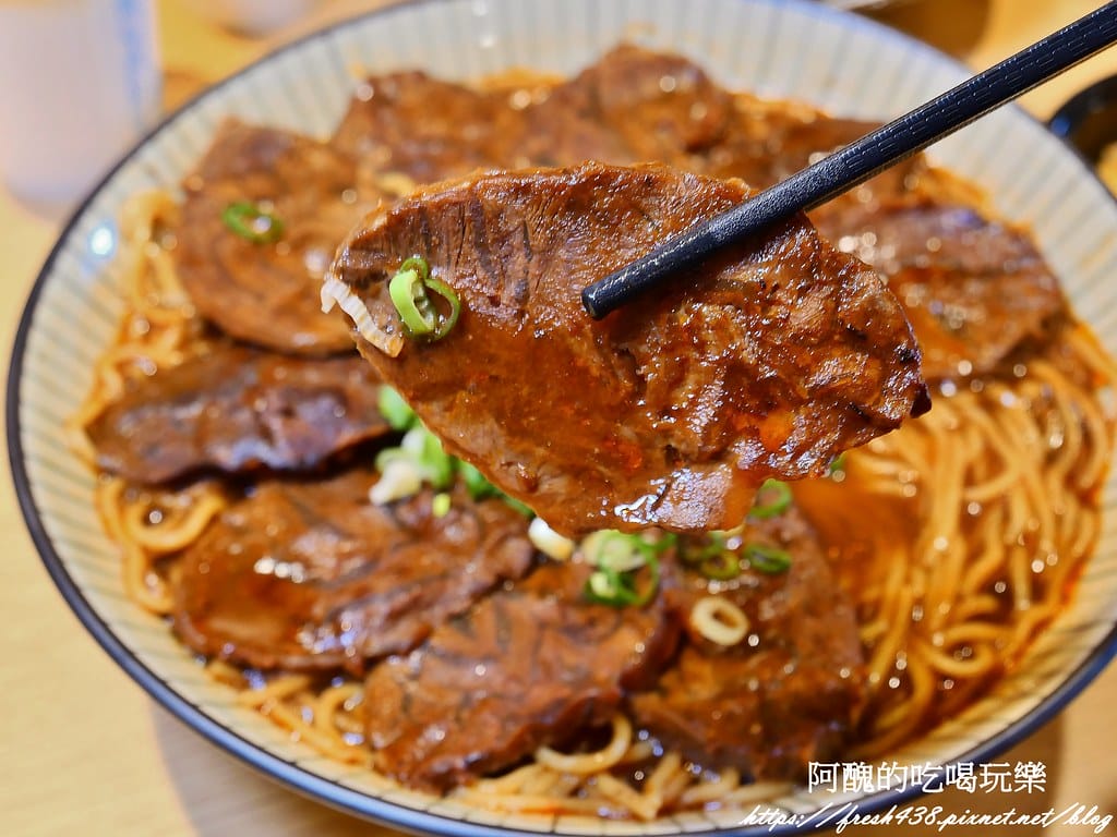 【桃園美食】集英會牛肉麵館-文化店，湯頭濃郁、牛肉大塊，提供