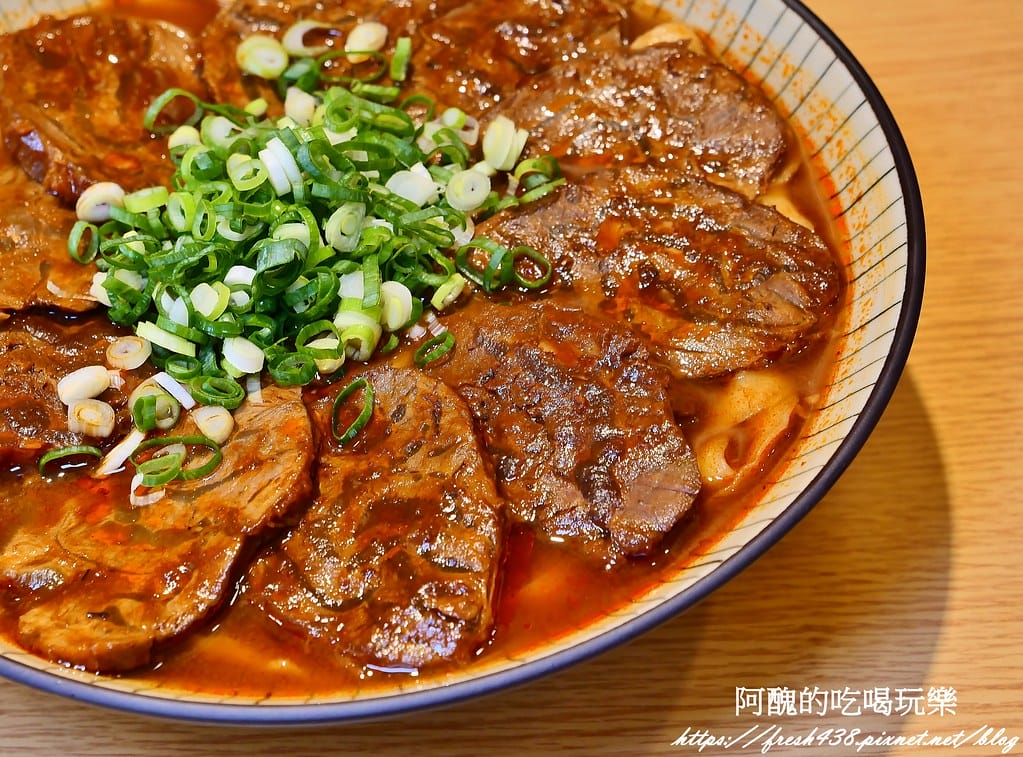 【桃園美食】集英會牛肉麵館-文化店，湯頭濃郁、牛肉大塊，提供
