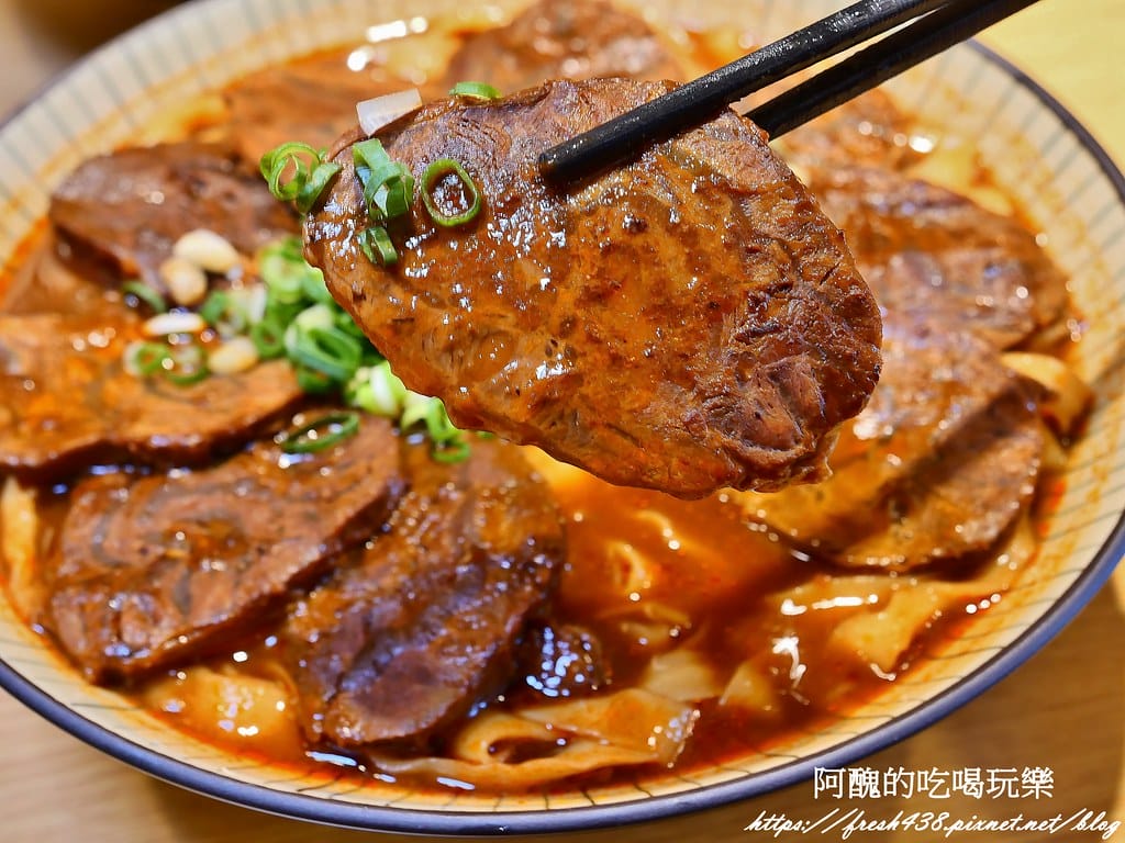 【桃園美食】集英會牛肉麵館-文化店，湯頭濃郁、牛肉大塊，提供