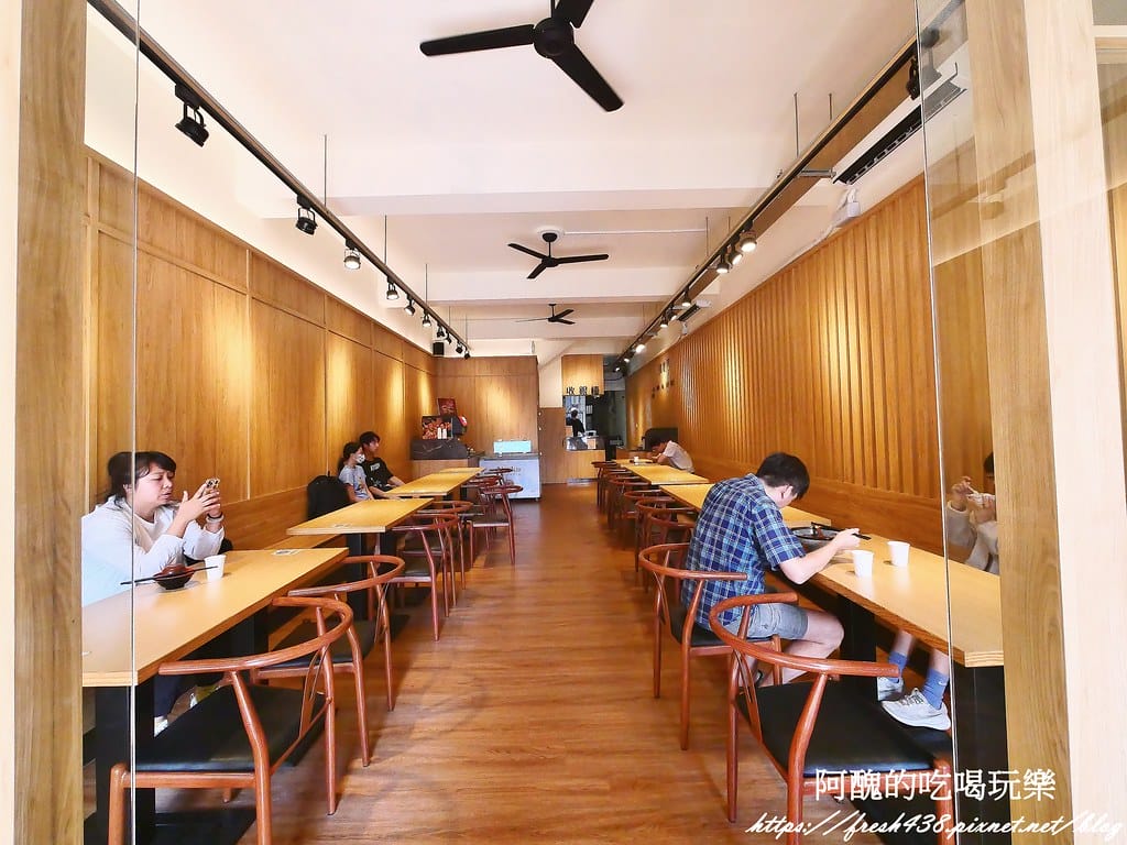 【桃園美食】集英會牛肉麵館-文化店，湯頭濃郁、牛肉大塊，提供