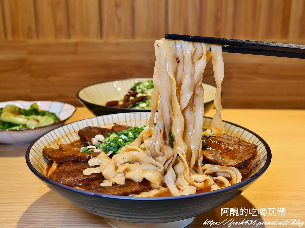 【桃園美食】集英會牛肉麵館-文化店，湯頭濃郁、牛肉大塊，提供