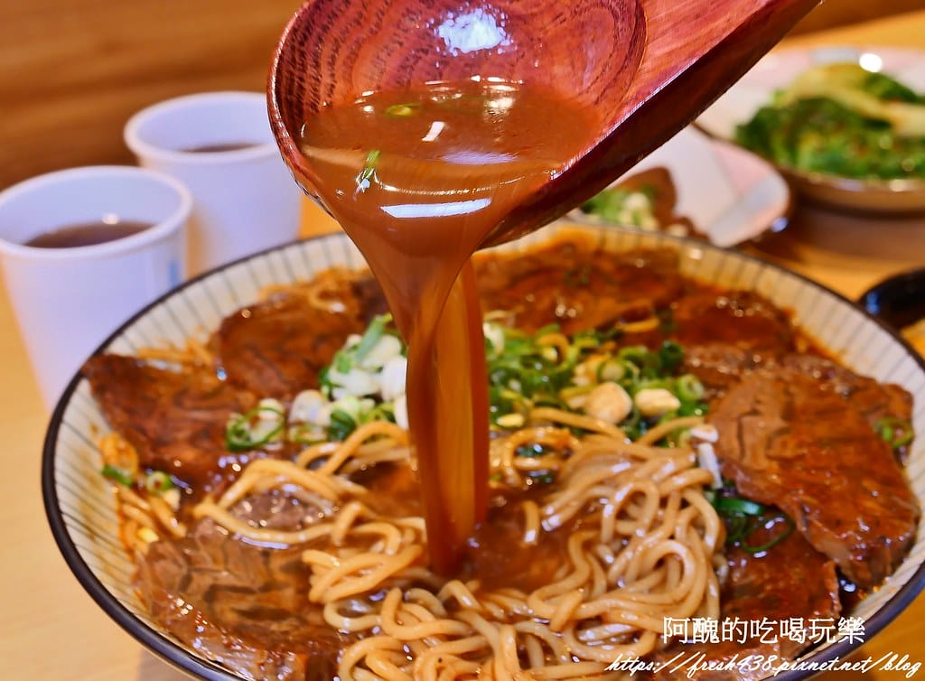 【桃園美食】集英會牛肉麵館-文化店，湯頭濃郁、牛肉大塊，提供