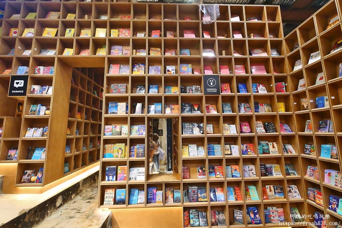 【吉隆坡網紅必訪】BookXcess RexKL 最美迷宮書店!廢棄戲院變身6000呎書海,IG必拍 - 第12張圖 【吉隆坡網紅必訪】BookXcess RexKL 最美迷宮書店!廢棄戲院變身6000呎書海,IG必拍