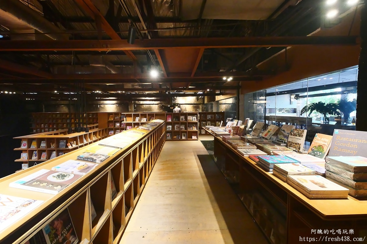 【吉隆坡網紅必訪】BookXcess RexKL 最美迷宮書店!廢棄戲院變身6000呎書海,IG必拍 - 第19張圖 【吉隆坡網紅必訪】BookXcess RexKL 最美迷宮書店!廢棄戲院變身6000呎書海,IG必拍