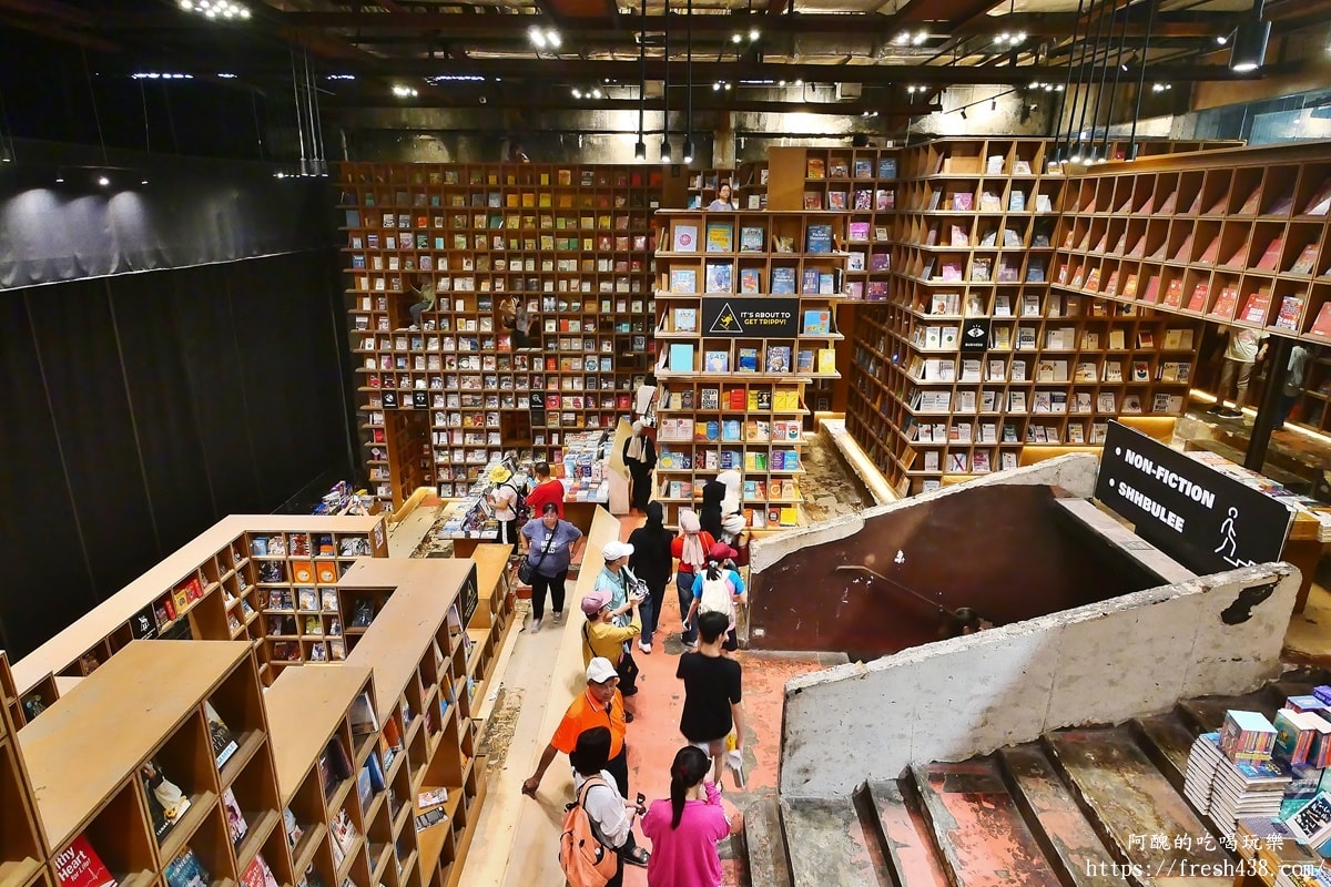 【吉隆坡網紅必訪】BookXcess RexKL 最美迷宮書店!廢棄戲院變身6000呎書海,IG必拍 - 第21張圖 【吉隆坡網紅必訪】BookXcess RexKL 最美迷宮書店!廢棄戲院變身6000呎書海,IG必拍