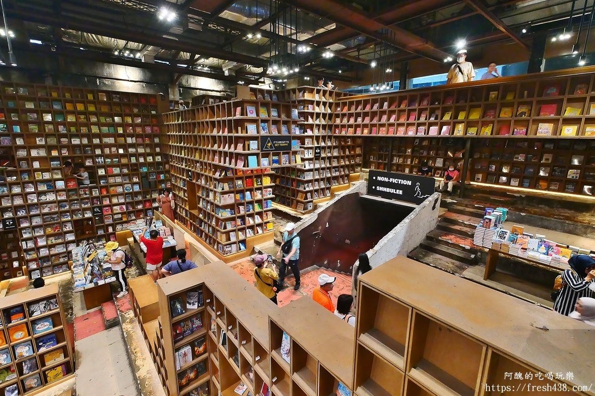【吉隆坡網紅必訪】BookXcess RexKL 最美迷宮書店!廢棄戲院變身6000呎書海,IG必拍 - 第22張圖 【吉隆坡網紅必訪】BookXcess RexKL 最美迷宮書店!廢棄戲院變身6000呎書海,IG必拍