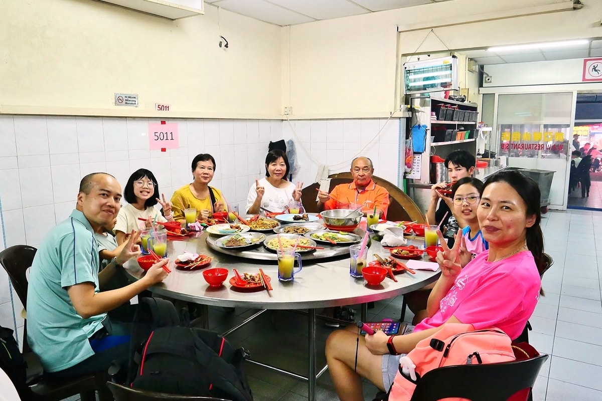亞羅街夜市美食攻略｜黃亞華必吃菜單與必吃攤位整理