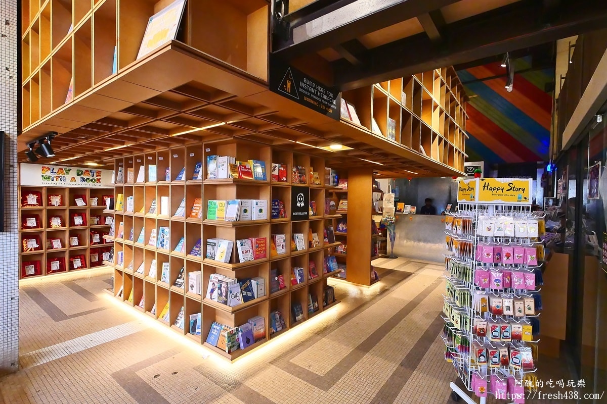 【吉隆坡網紅必訪】BookXcess RexKL 最美迷宮書店!廢棄戲院變身6000呎書海,IG必拍 - 第7張圖 【吉隆坡網紅必訪】BookXcess RexKL 最美迷宮書店!廢棄戲院變身6000呎書海,IG必拍