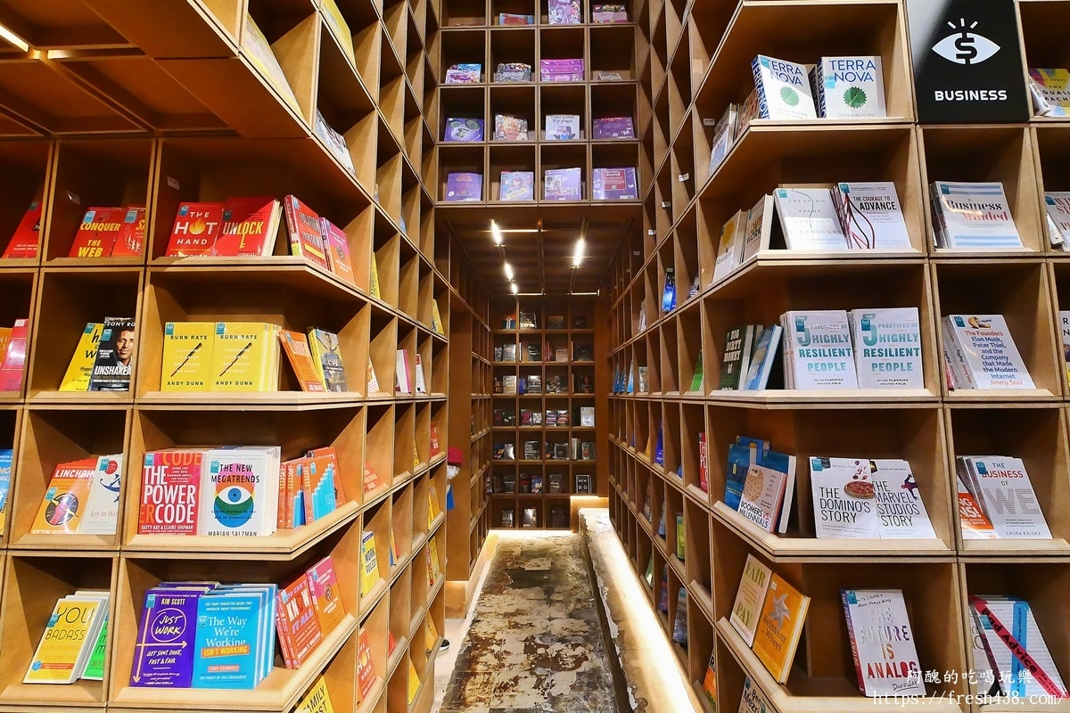 【吉隆坡網紅必訪】BookXcess RexKL 最美迷宮書店!廢棄戲院變身6000呎書海,IG必拍 - 第9張圖 【吉隆坡網紅必訪】BookXcess RexKL 最美迷宮書店!廢棄戲院變身6000呎書海,IG必拍