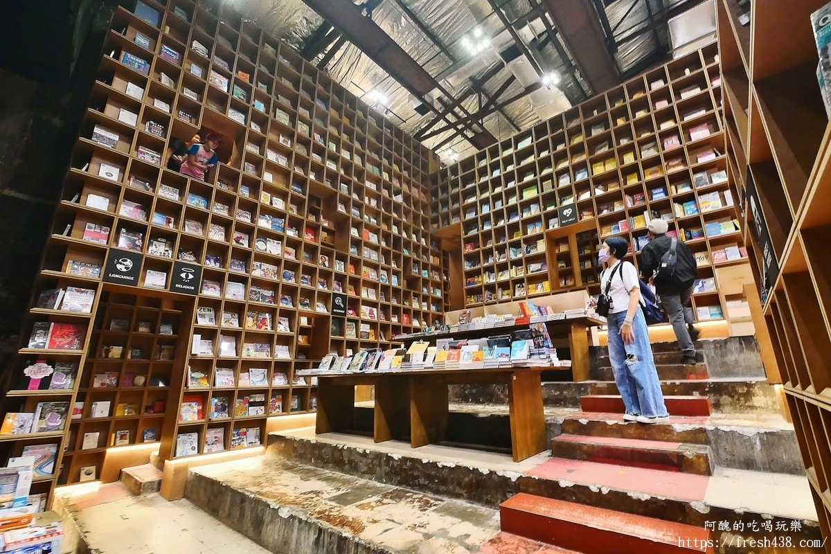 【吉隆坡網紅必訪】BookXcess RexKL 最美迷宮書店!廢棄戲院變身6000呎書海,IG必拍 - 第16張圖 【吉隆坡網紅必訪】BookXcess RexKL 最美迷宮書店!廢棄戲院變身6000呎書海,IG必拍