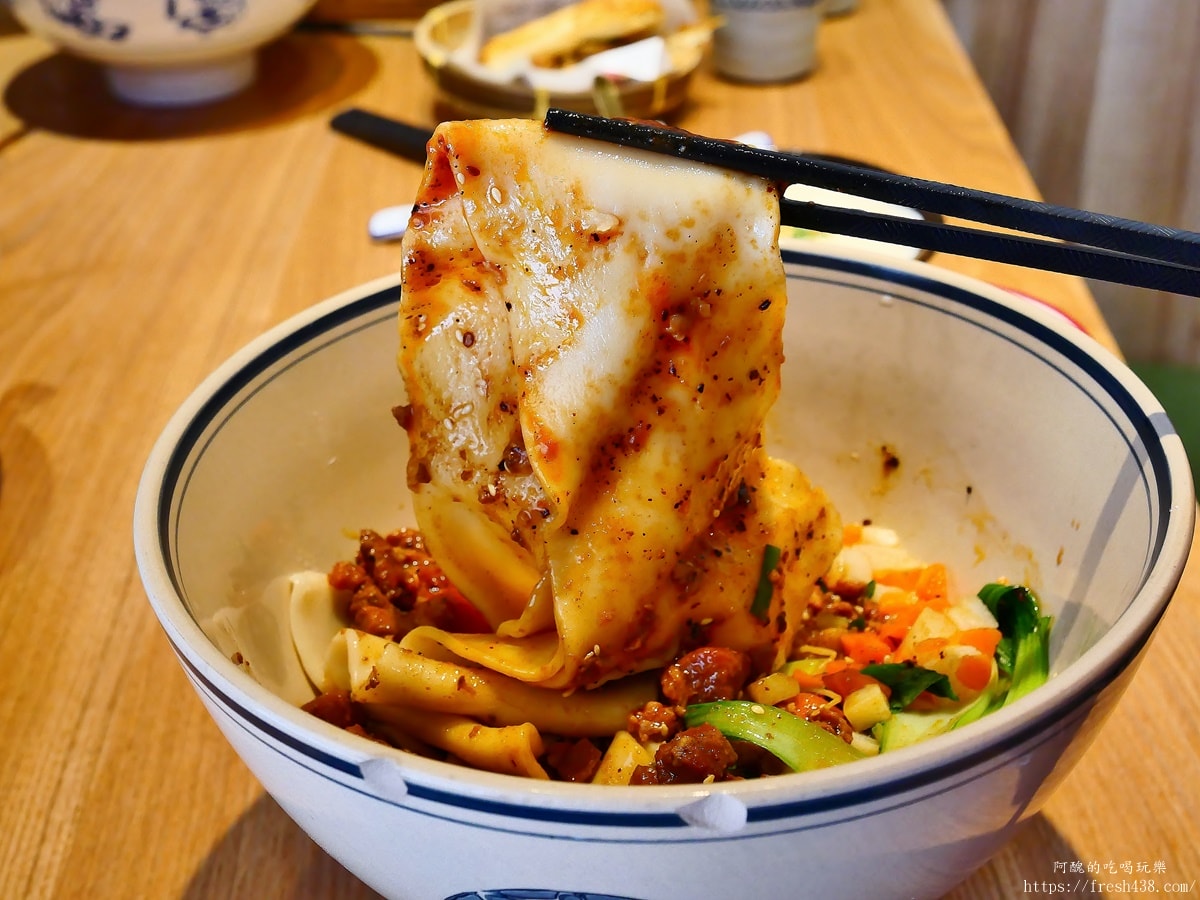【中和美食】秦朝老碗麵|民德路必吃道地陝西味,酥脆老潼關肉夾饃與 Q 彈油潑扯麵推薦 - 第14張圖 【中和美食】秦朝老碗麵|民德路必吃道地陝西味,酥脆老潼關肉夾饃與 Q 彈油潑扯麵推薦