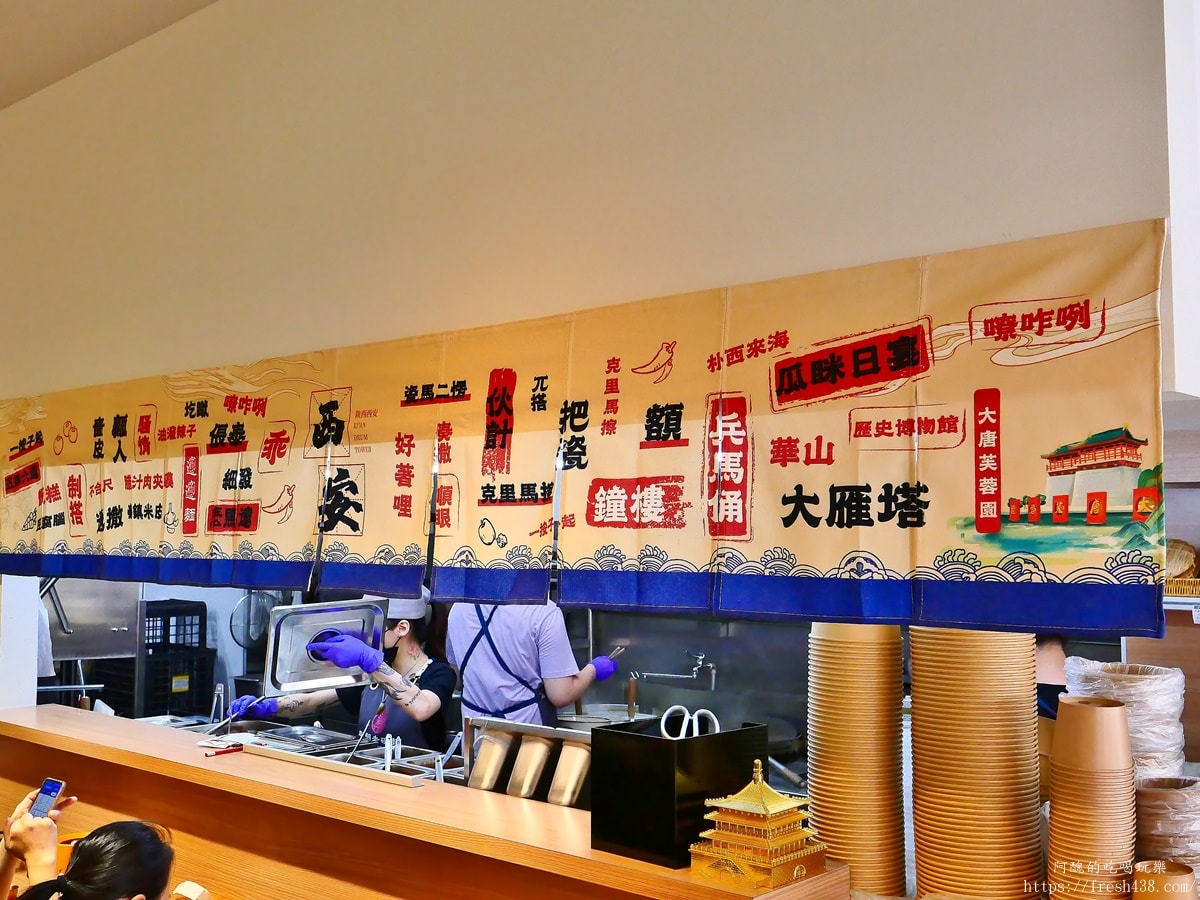 【中和美食】秦朝老碗麵|民德路必吃道地陝西味,酥脆老潼關肉夾饃與 Q 彈油潑扯麵推薦 - 第9張圖 【中和美食】秦朝老碗麵|民德路必吃道地陝西味,酥脆老潼關肉夾饃與 Q 彈油潑扯麵推薦