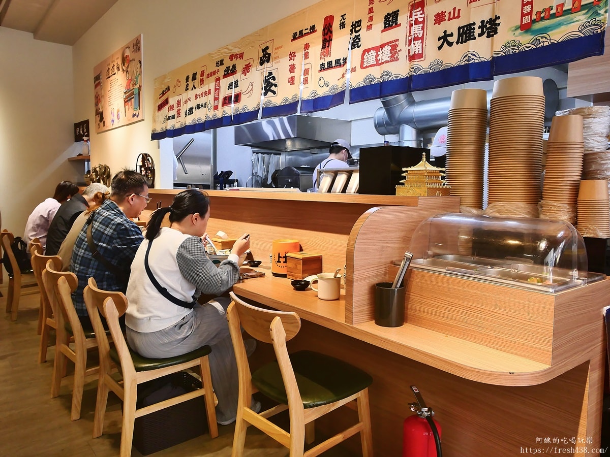 【中和美食】秦朝老碗麵|民德路必吃道地陝西味,酥脆老潼關肉夾饃與 Q 彈油潑扯麵推薦 - 第7張圖 【中和美食】秦朝老碗麵|民德路必吃道地陝西味,酥脆老潼關肉夾饃與 Q 彈油潑扯麵推薦