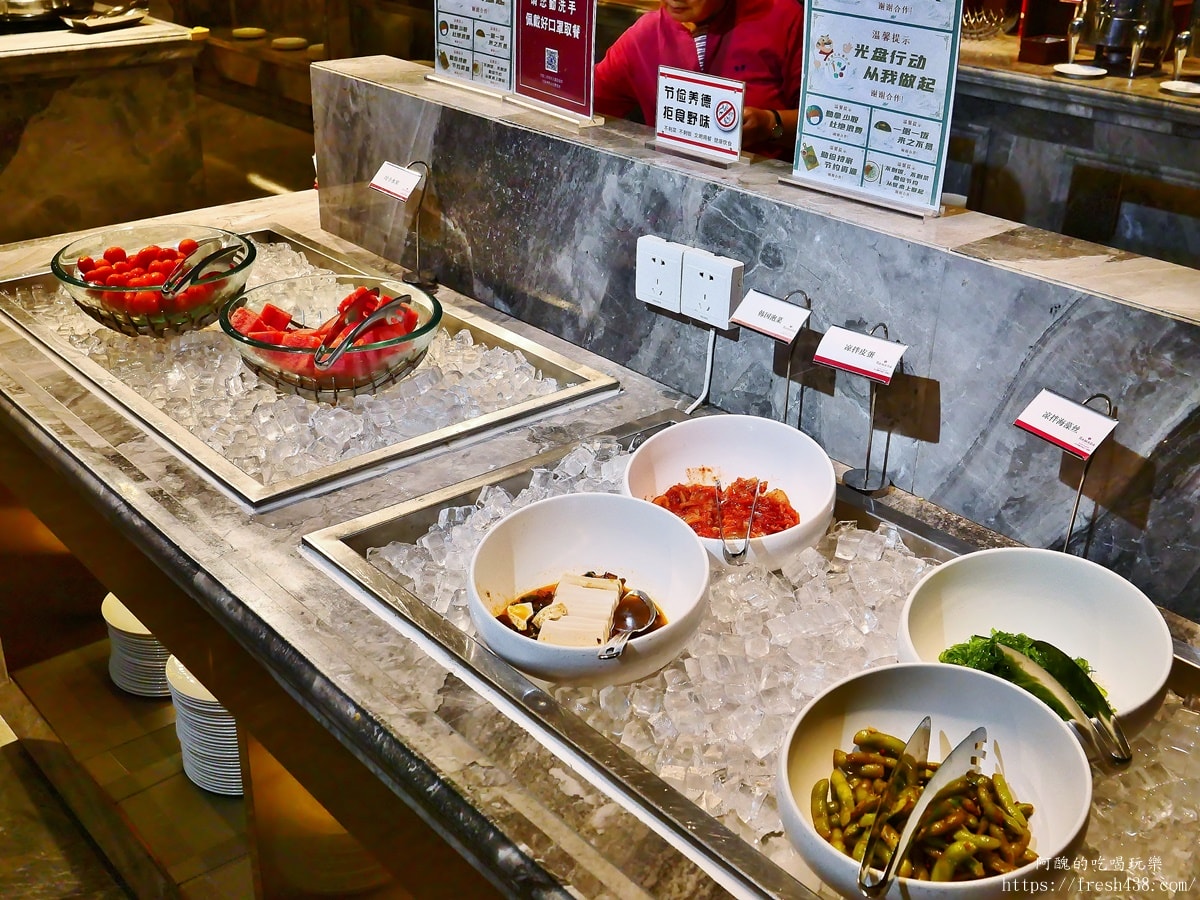 武漢住宿推薦｜黃陂華美達廣場酒店開箱：房間寬敞附更衣室、超大浴缸泡澡，近武漢天河機場26分鐘，早餐必吃熱乾麵