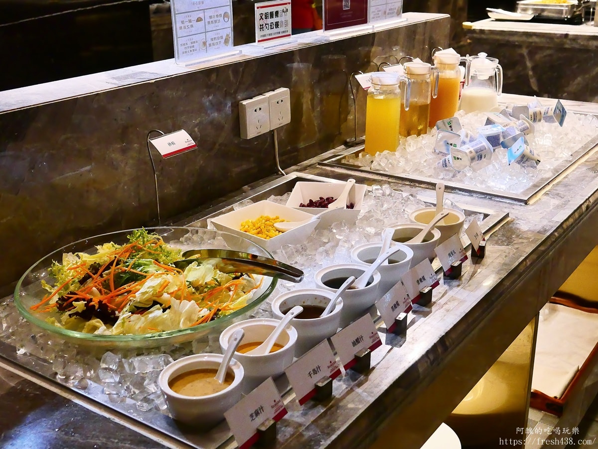 武漢住宿推薦｜黃陂華美達廣場酒店開箱：房間寬敞附更衣室、超大浴缸泡澡，近武漢天河機場26分鐘，早餐必吃熱乾麵