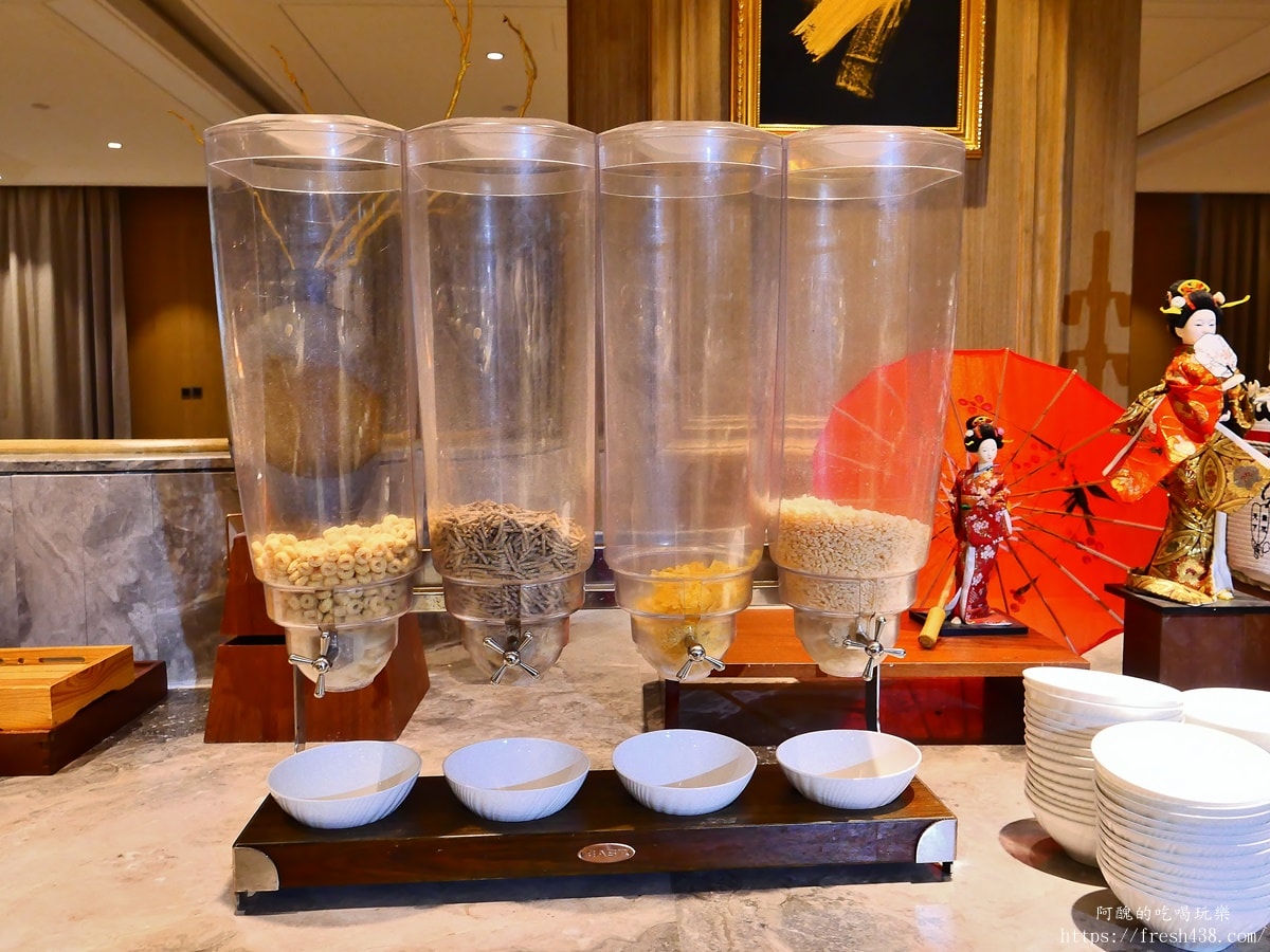 武漢住宿推薦｜黃陂華美達廣場酒店開箱：房間寬敞附更衣室、超大浴缸泡澡，近武漢天河機場26分鐘，早餐必吃熱乾麵