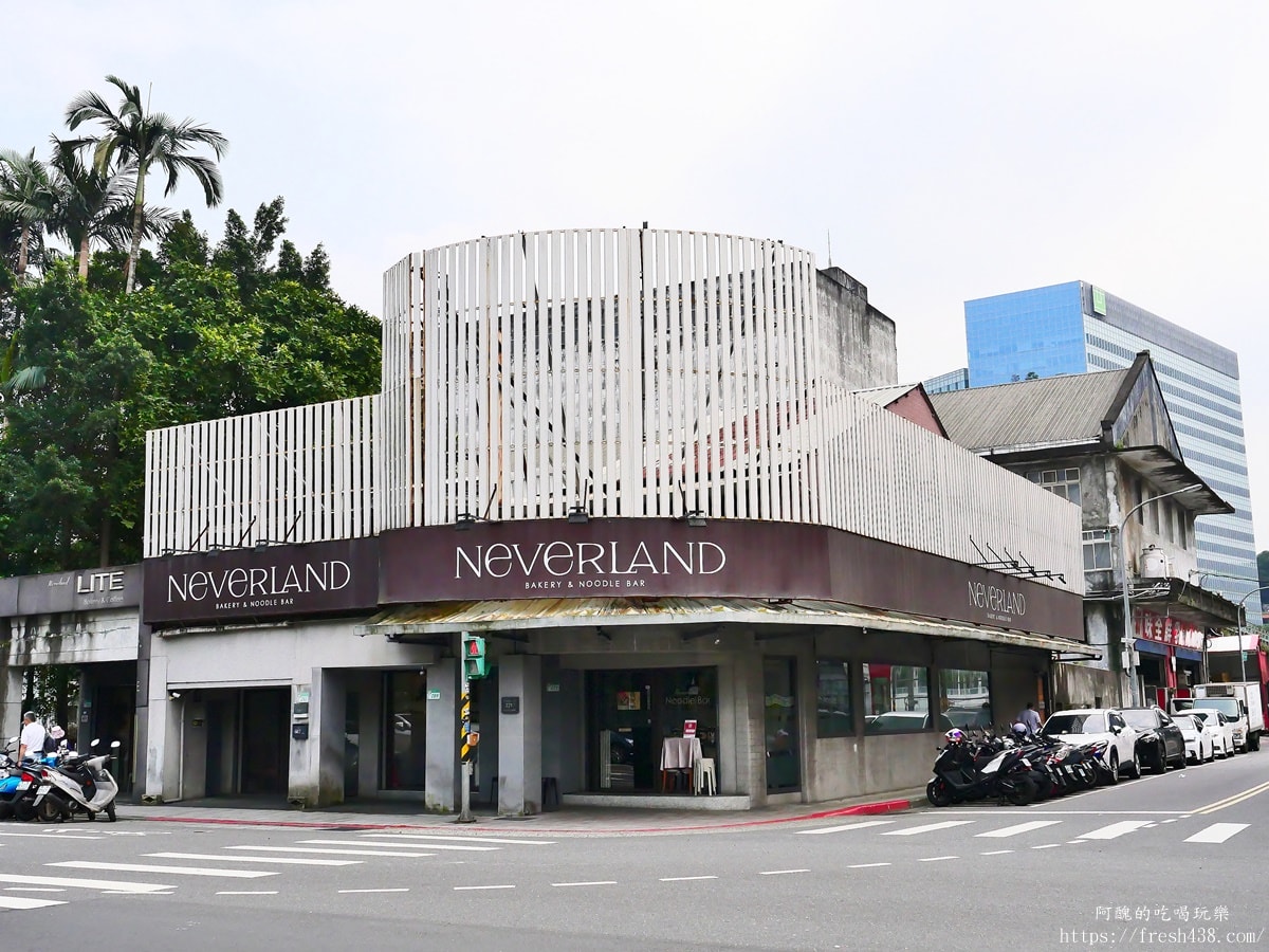 南港美食推薦 NEVERLAND Bakery Café|南港車站必吃義大利麵燉飯+人氣甜點下午茶(菜單含牛肉麵中式料理) - 第2張圖 南港美食推薦 NEVERLAND Bakery Café|南港車站必吃義大利麵燉飯+人氣甜點下午茶(菜單含牛肉麵中式料理)