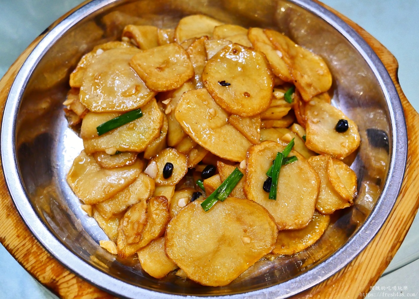 鳳凰古城美食推薦｜隆源山寨苗家牛頭宴體驗，高山流水敬酒與土家族文化全紀錄