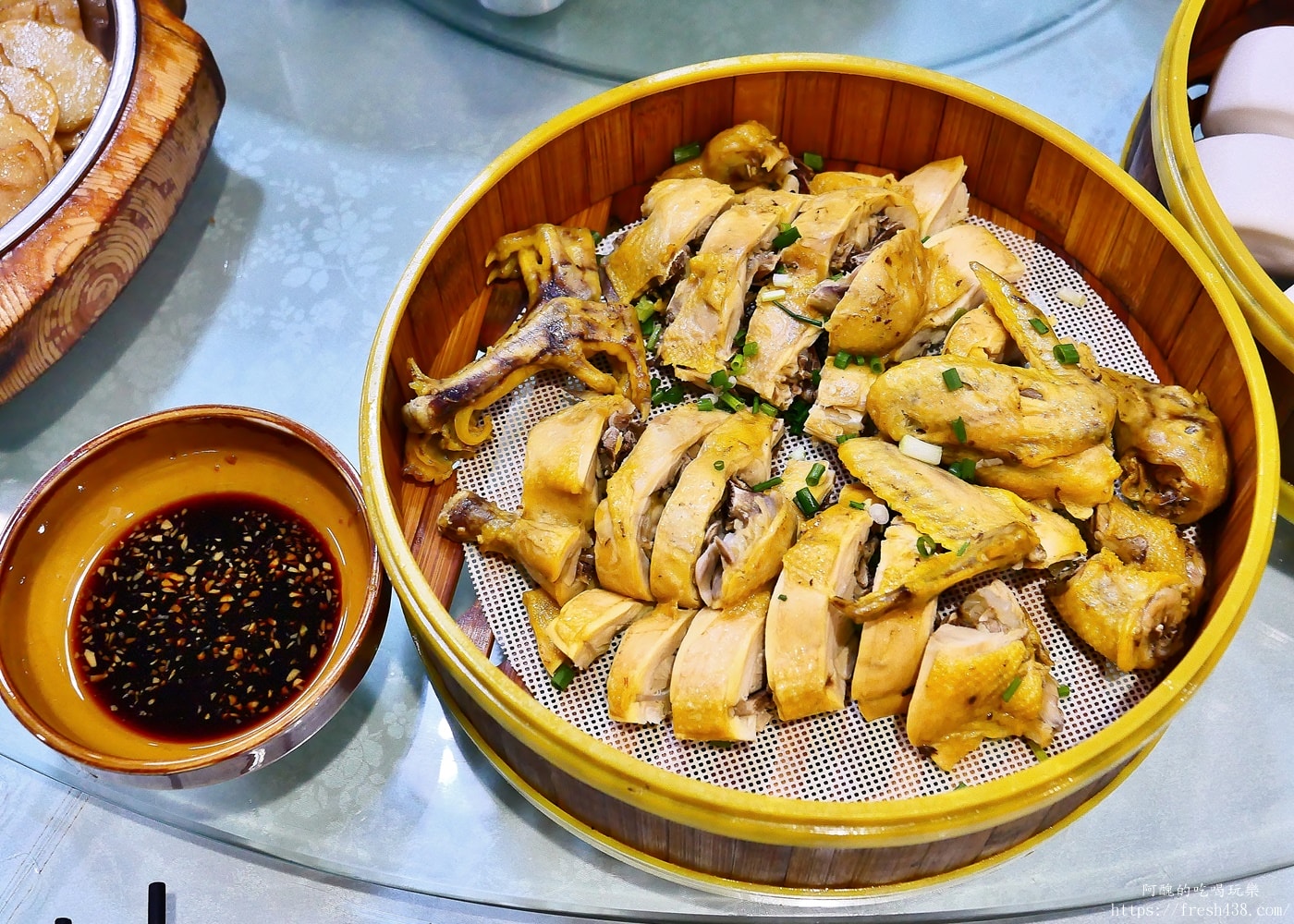 鳳凰古城美食推薦｜隆源山寨苗家牛頭宴體驗，高山流水敬酒與土家族文化全紀錄