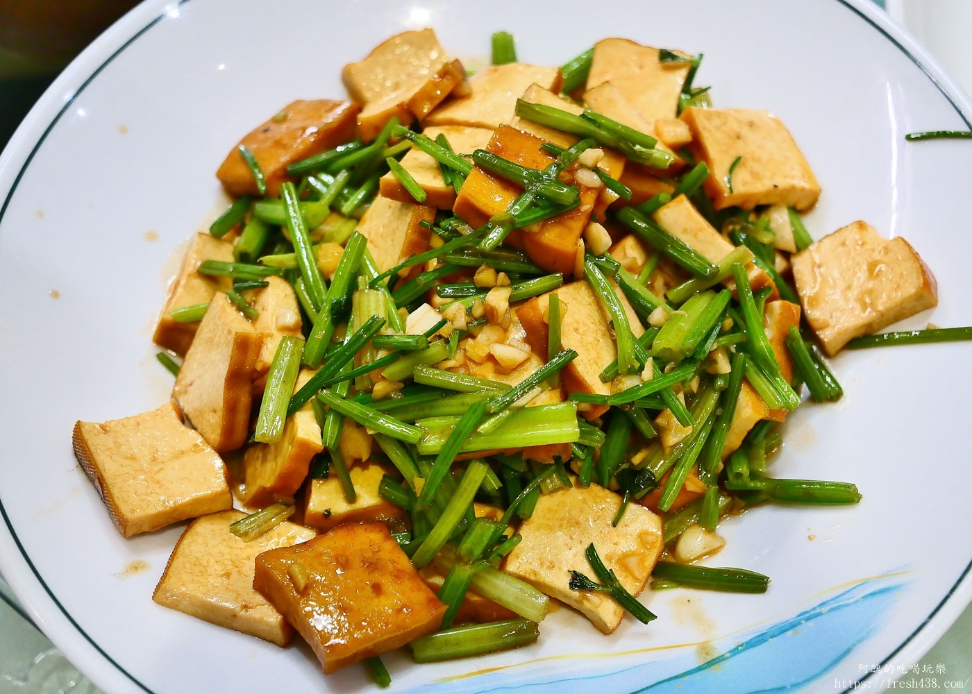 鳳凰古城美食推薦｜隆源山寨苗家牛頭宴體驗，高山流水敬酒與土家族文化全紀錄
