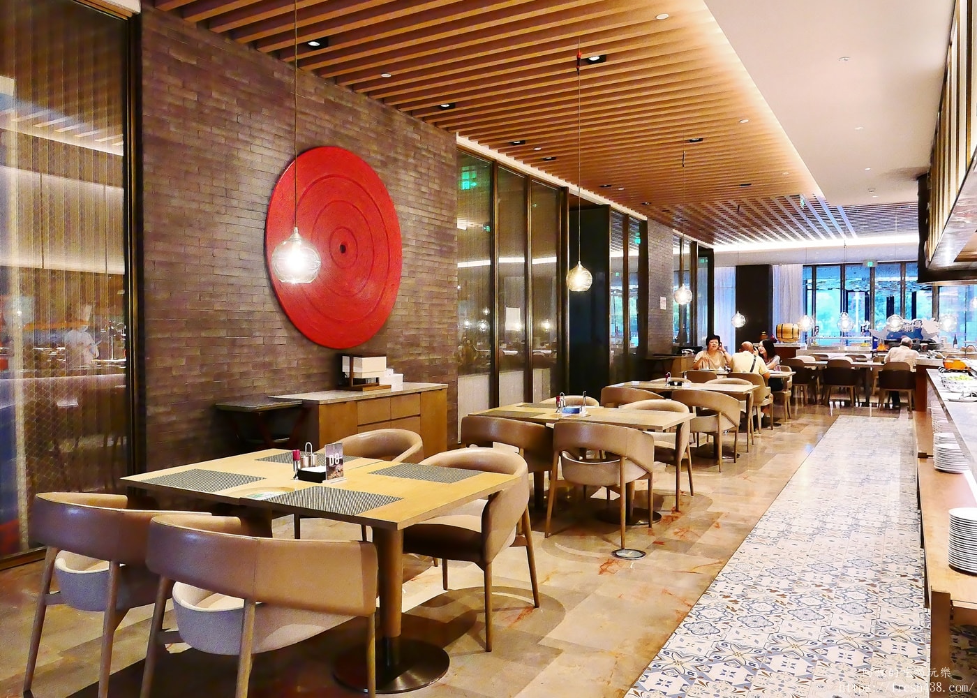 吉首住宿推薦｜湘西皇冠假日酒店開箱：房型設施、氣派大廳與自助早餐評價一次看 Crowne Plaza Xiangxi