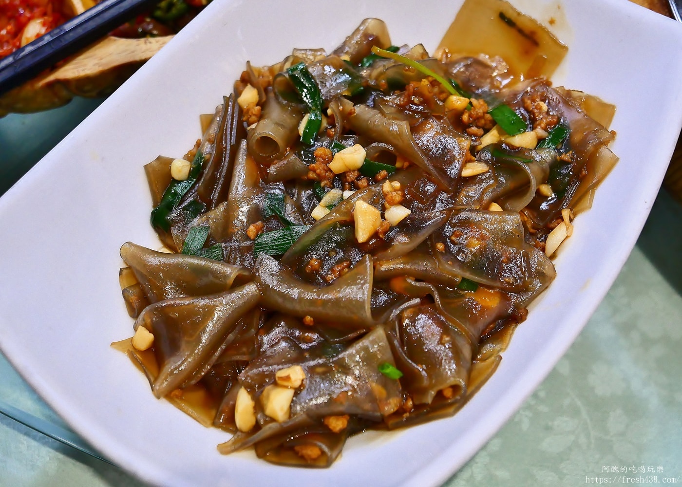 鳳凰古城美食推薦｜隆源山寨苗家牛頭宴體驗，高山流水敬酒與土家族文化全紀錄