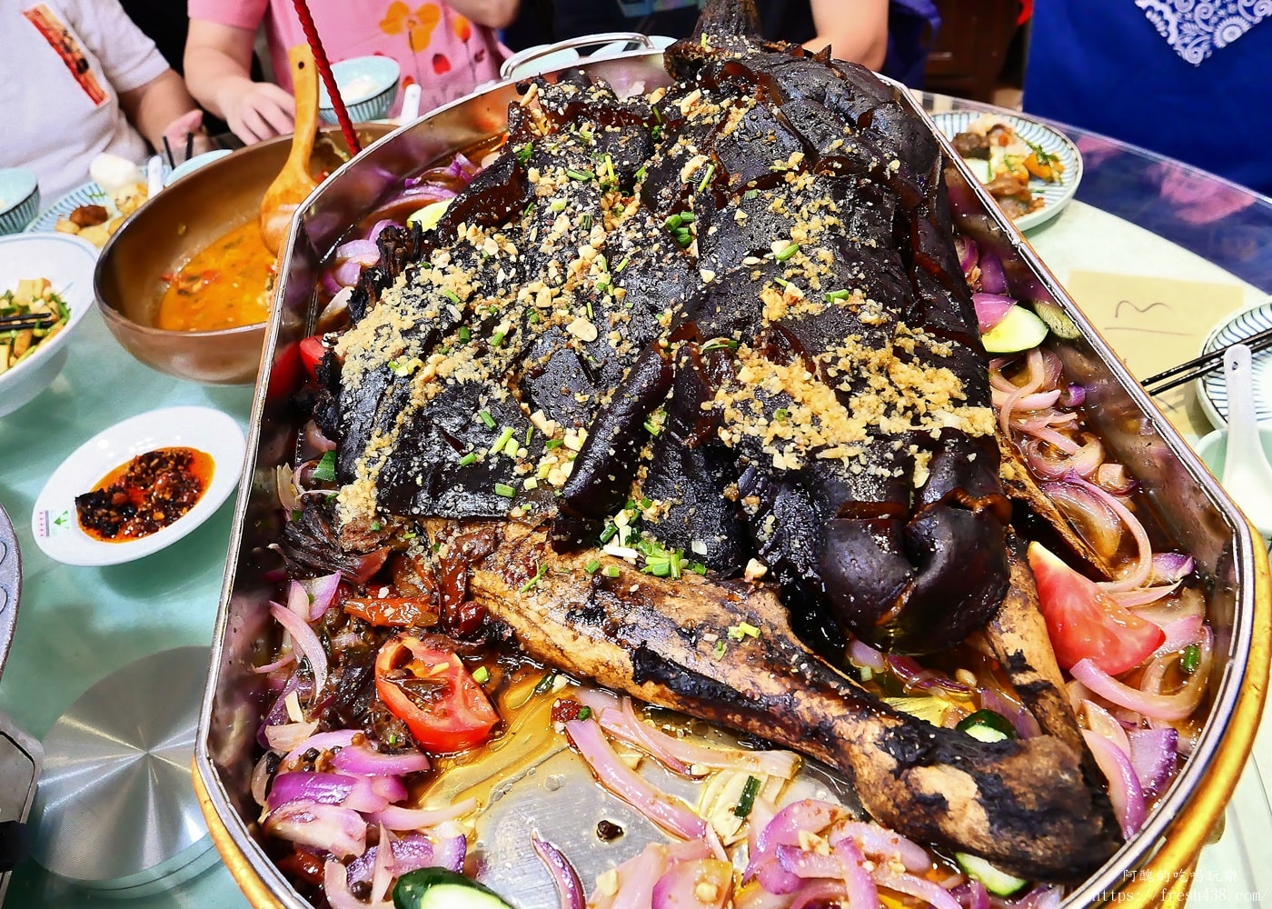 鳳凰古城美食推薦｜隆源山寨苗家牛頭宴體驗，高山流水敬酒與土家族文化全紀錄
