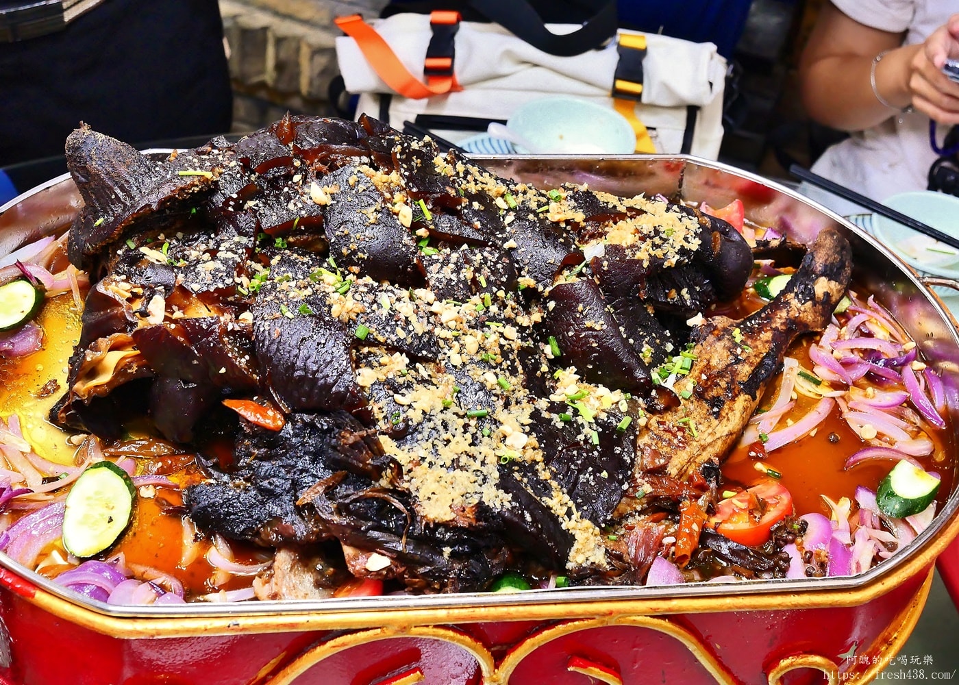 鳳凰古城美食推薦｜隆源山寨苗家牛頭宴體驗，高山流水敬酒與土家族文化全紀錄