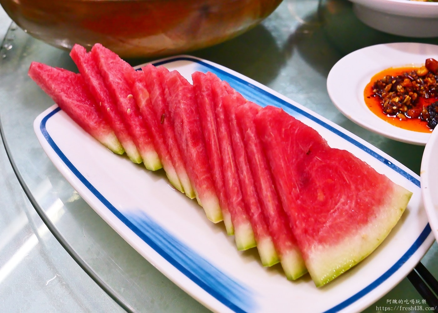 鳳凰古城美食推薦｜隆源山寨苗家牛頭宴體驗，高山流水敬酒與土家族文化全紀錄