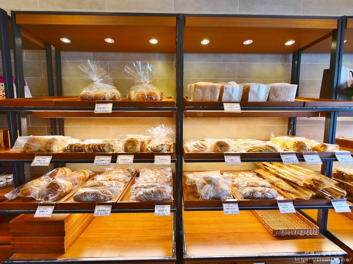 南港美食推薦 NEVERLAND Bakery Café|南港車站必吃義大利麵燉飯+人氣甜點下午茶(菜單含牛肉麵中式料理) - 第7張圖 南港美食推薦 NEVERLAND Bakery Café|南港車站必吃義大利麵燉飯+人氣甜點下午茶(菜單含牛肉麵中式料理)