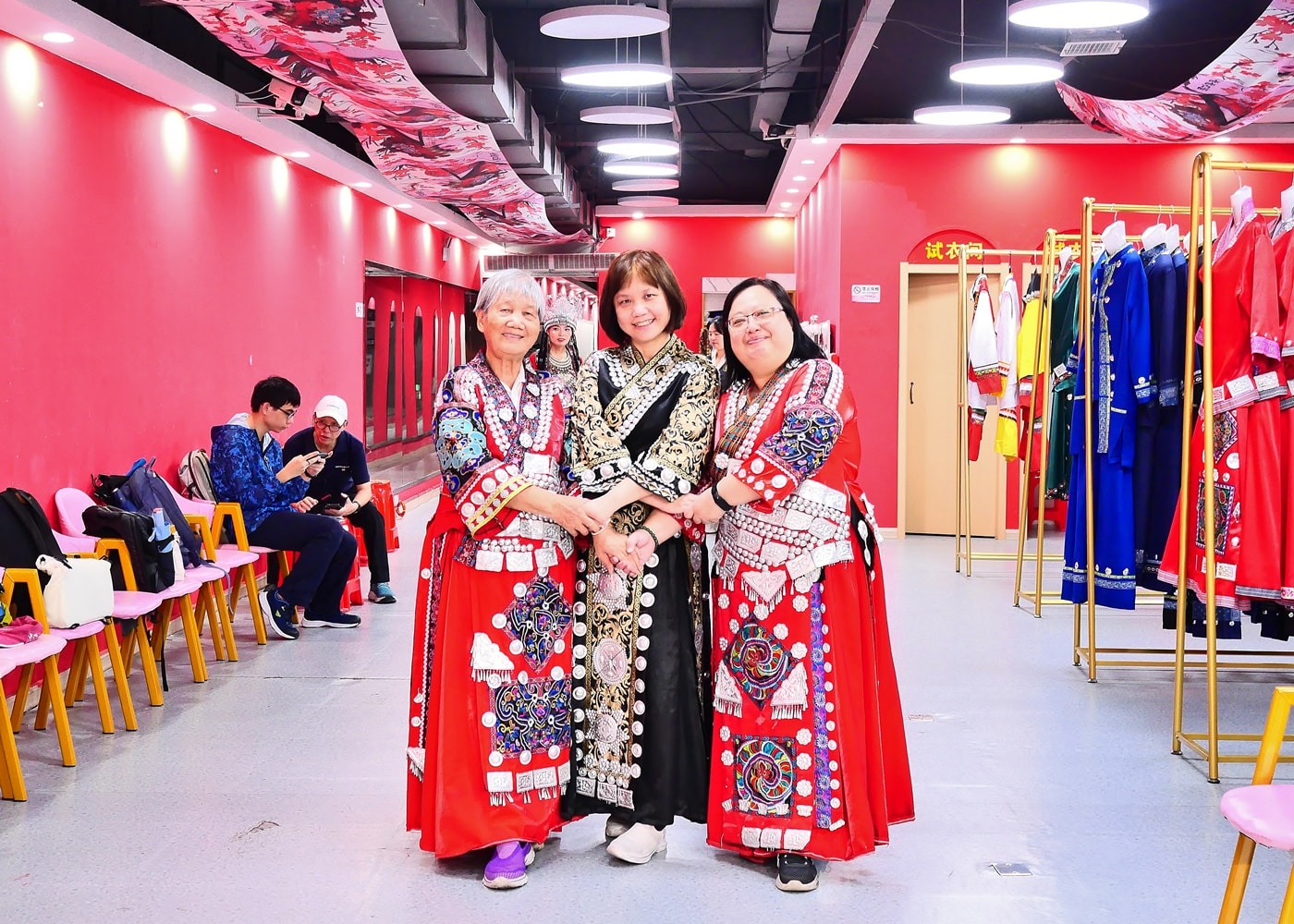 鳳凰古城苗服體驗推薦｜寫真拍攝、外景取景與夜拍攻略