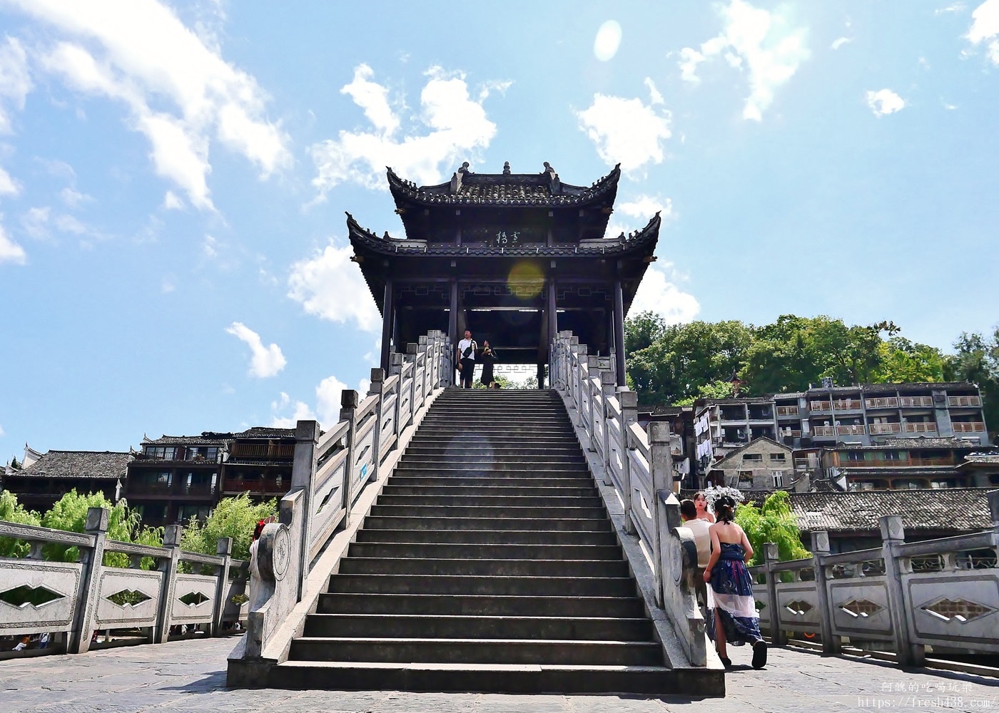 鳳凰古城自由行攻略｜沱江夜景、磁懸浮列車、苗服體驗一次玩透透