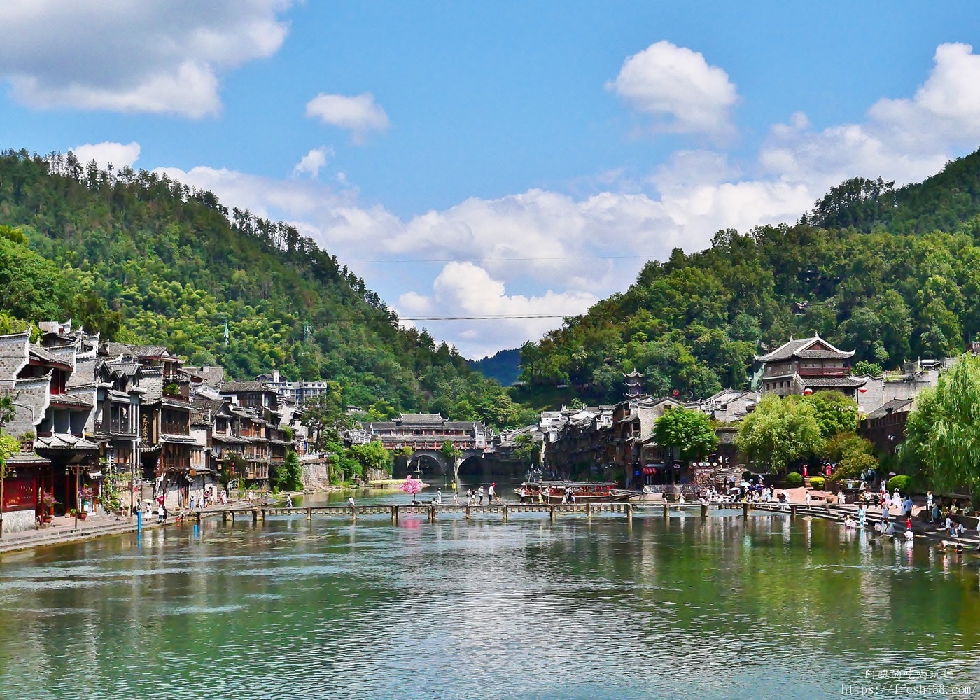 鳳凰古城自由行攻略｜沱江夜景、磁懸浮列車、苗服體驗一次玩透透
