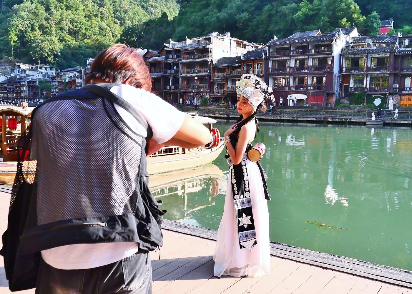 鳳凰古城苗服體驗推薦｜寫真拍攝、外景取景與夜拍攻略
