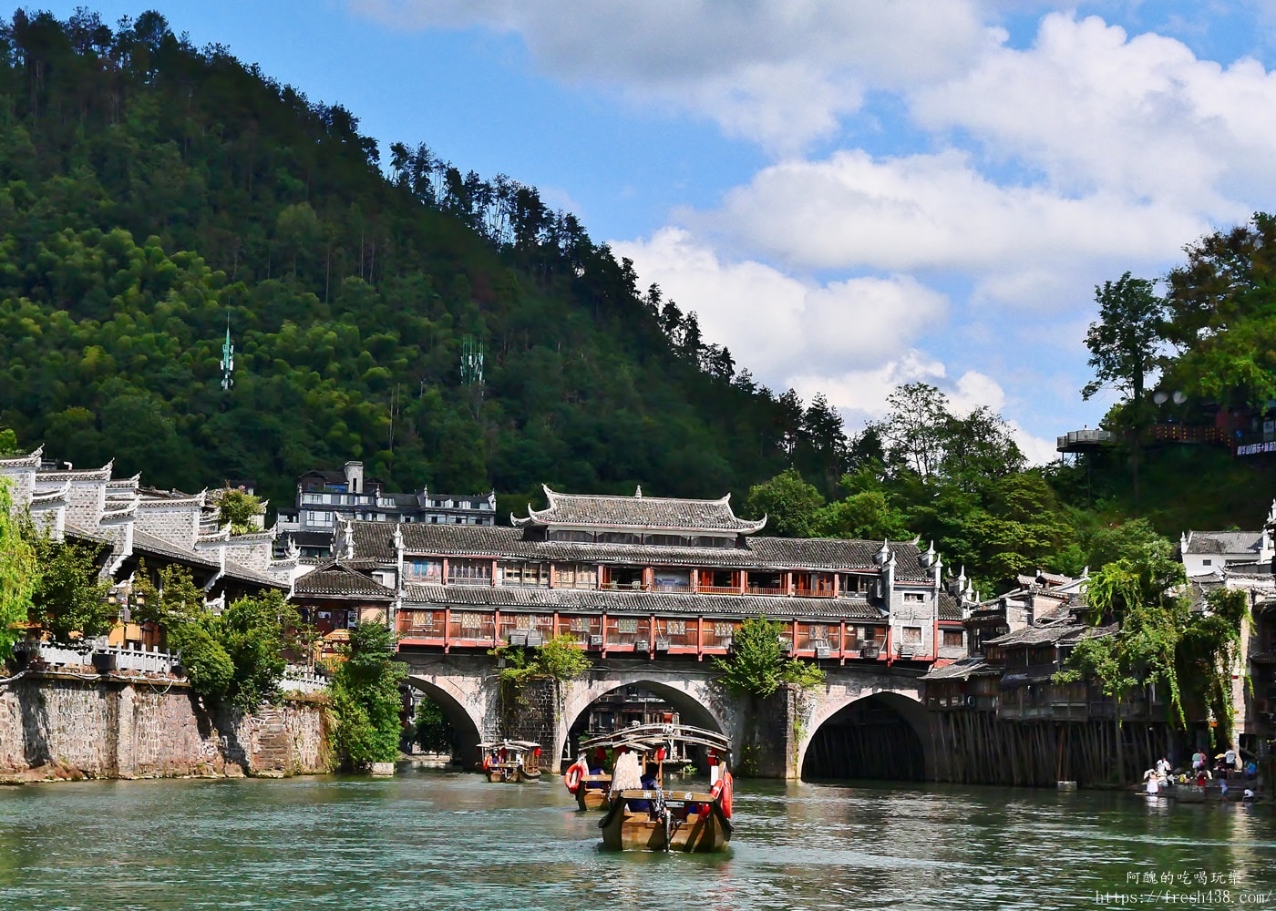 鳳凰古城自由行攻略｜沱江夜景、磁懸浮列車、苗服體驗一次玩透透