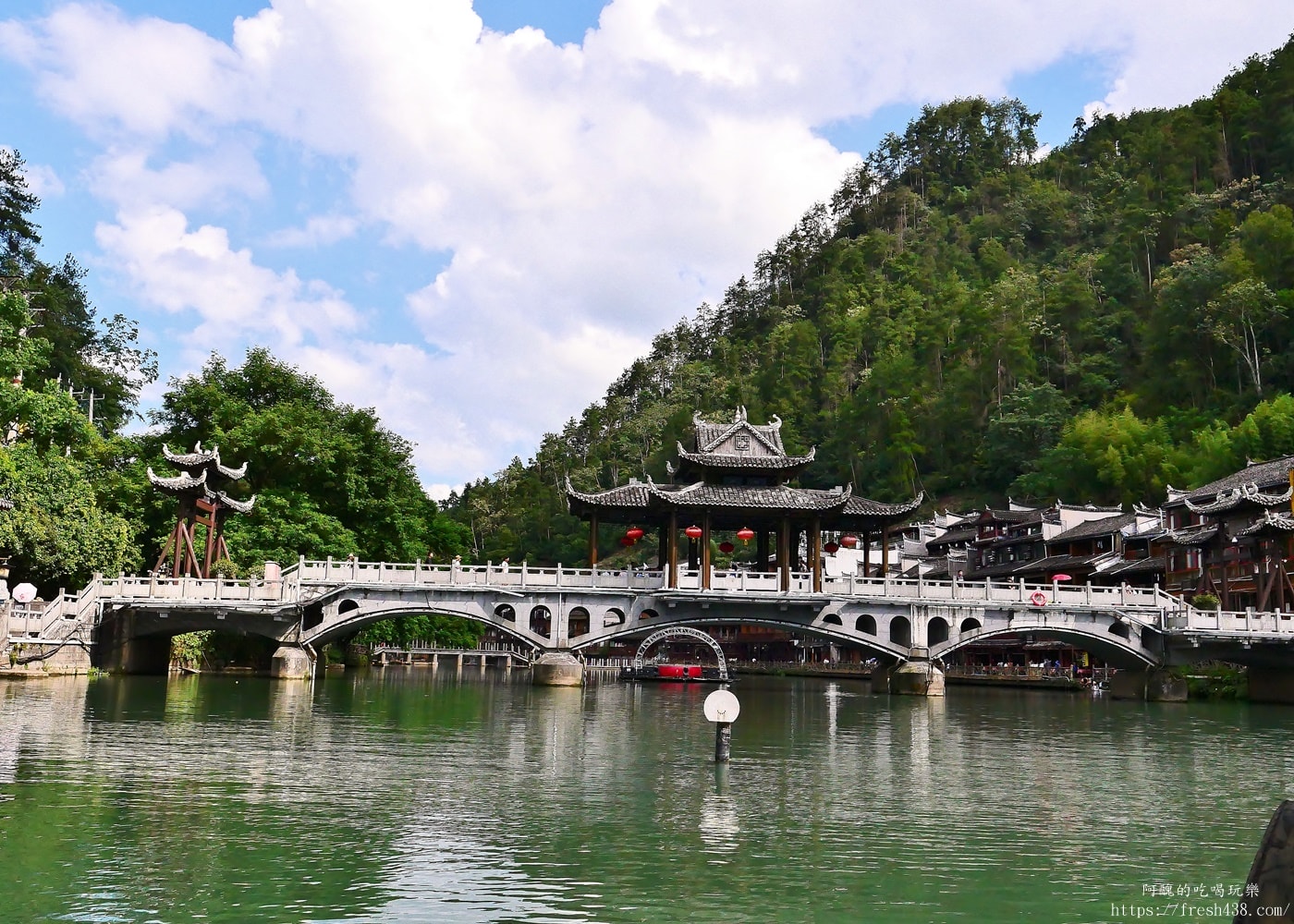 鳳凰古城自由行攻略｜沱江夜景、磁懸浮列車、苗服體驗一次玩透透