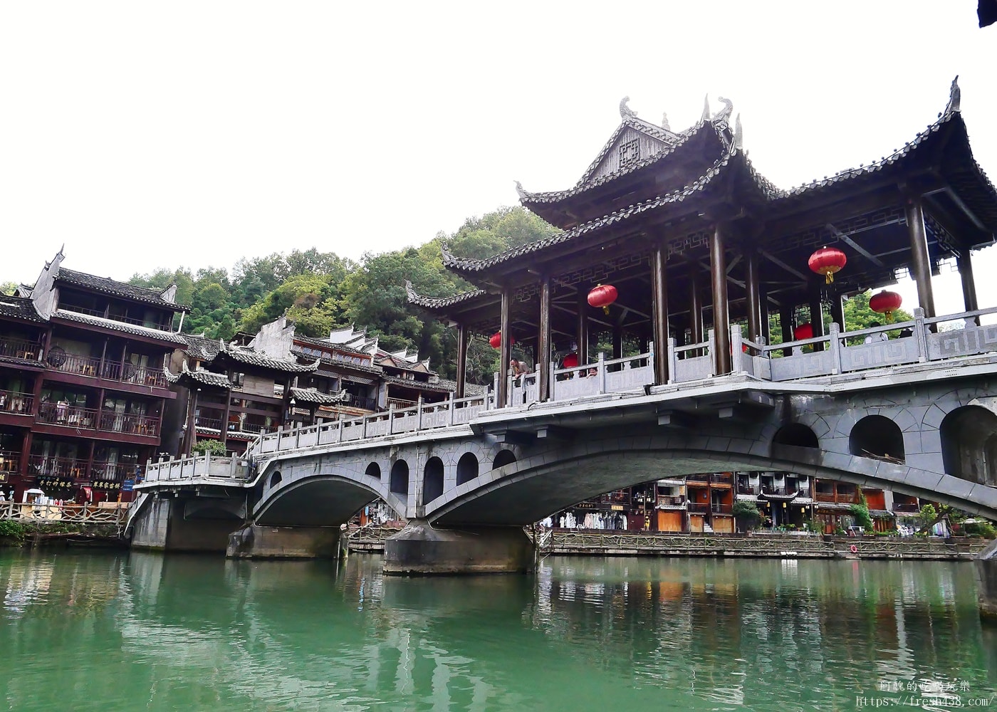 鳳凰古城自由行攻略｜沱江夜景、磁懸浮列車、苗服體驗一次玩透透