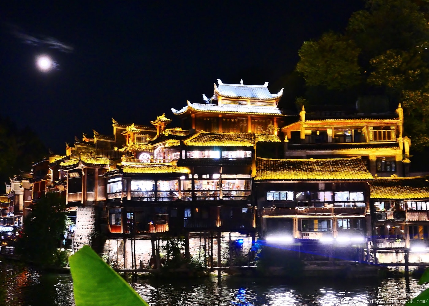 鳳凰古城自由行攻略｜沱江夜景、磁懸浮列車、苗服體驗一次玩透透