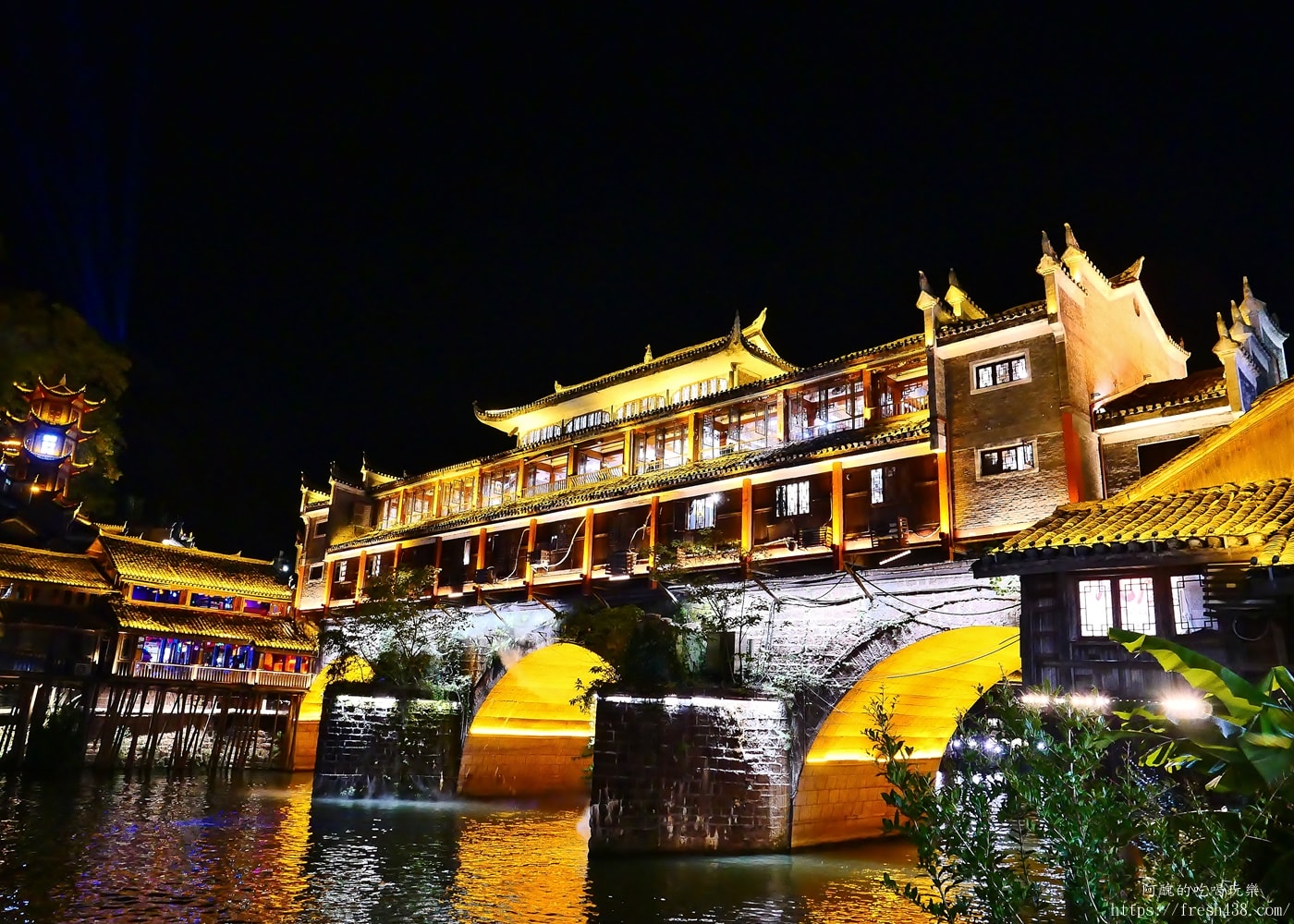 鳳凰古城自由行攻略｜沱江夜景、磁懸浮列車、苗服體驗一次玩透透