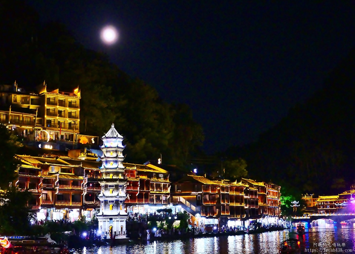 鳳凰古城自由行攻略｜沱江夜景、磁懸浮列車、苗服體驗一次玩透透