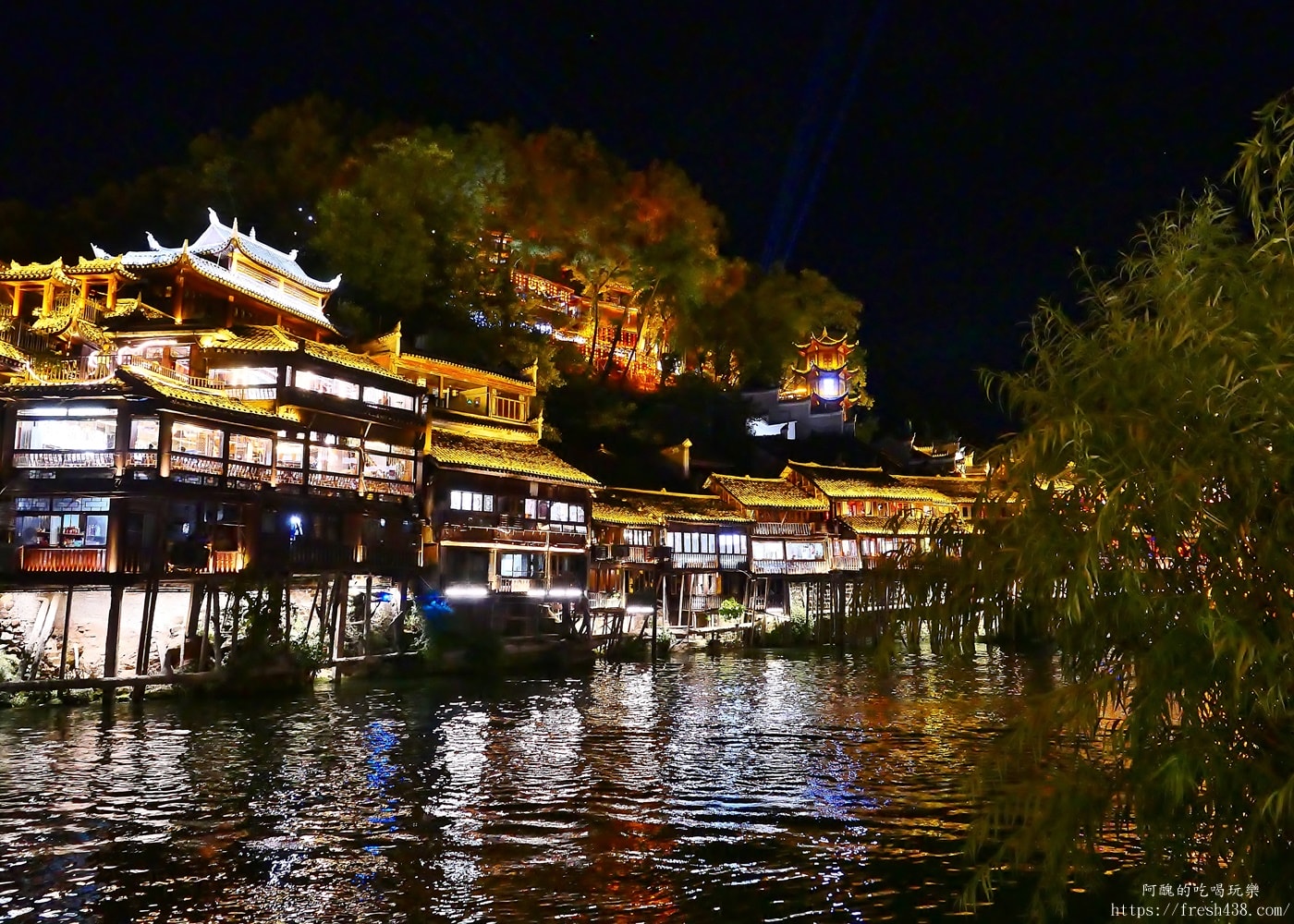 鳳凰古城自由行攻略｜沱江夜景、磁懸浮列車、苗服體驗一次玩透透