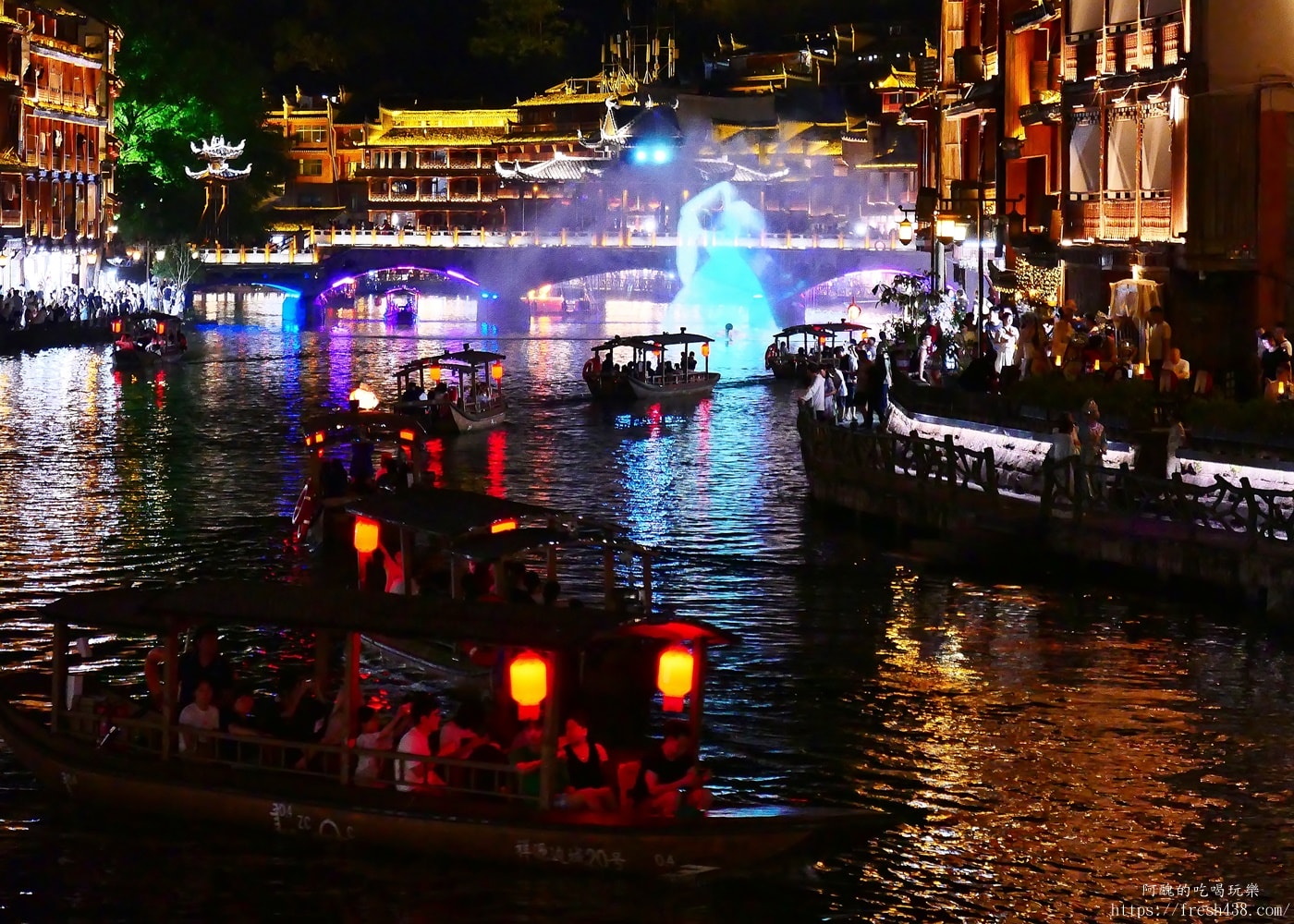 鳳凰古城自由行攻略｜沱江夜景、磁懸浮列車、苗服體驗一次玩透透