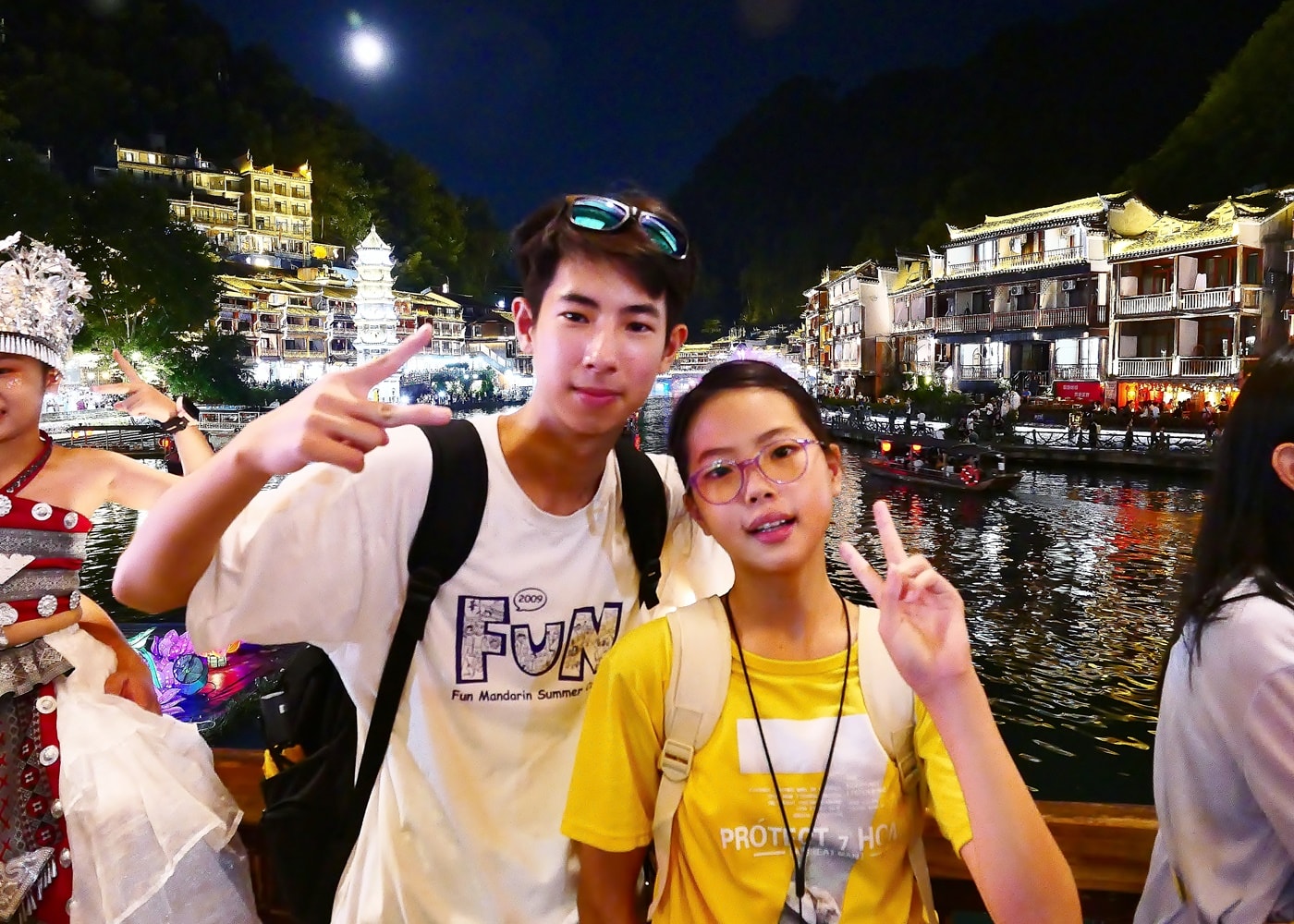 鳳凰古城自由行攻略｜沱江夜景、磁懸浮列車、苗服體驗一次玩透透