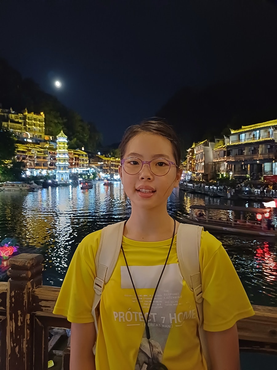 鳳凰古城自由行攻略｜沱江夜景、磁懸浮列車、苗服體驗一次玩透透