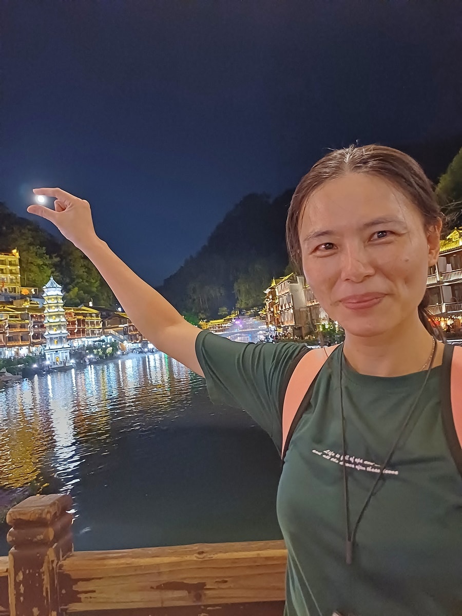 鳳凰古城自由行攻略｜沱江夜景、磁懸浮列車、苗服體驗一次玩透透