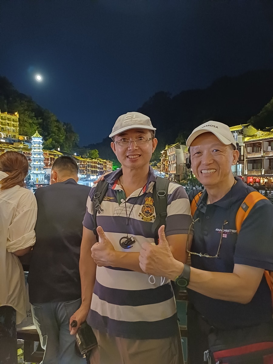 鳳凰古城自由行攻略｜沱江夜景、磁懸浮列車、苗服體驗一次玩透透